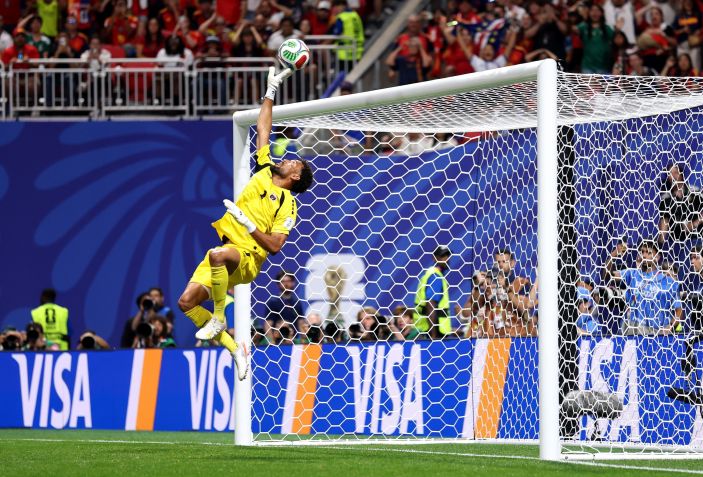 Goleiro Vozinha, de Cabo Verde, em ação contra a Espanha pela Copa do Mundo • FIFA via Getty Images