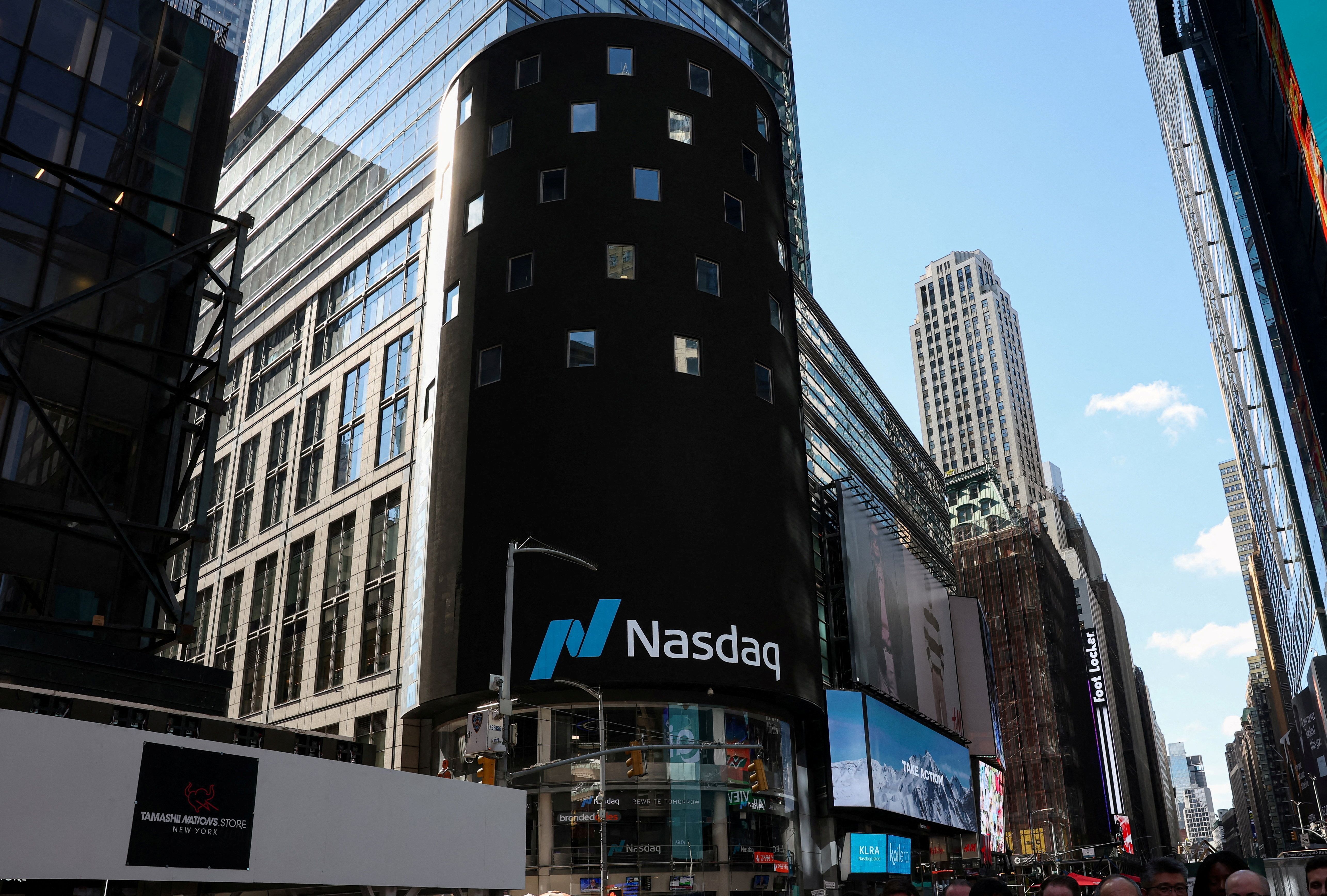 Logotipo da Nasdaq exibido em tela na Times Square, em Nova York, EUA, em 17 de abril de 2026