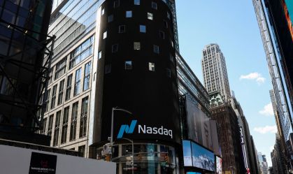 Logotipo da Nasdaq exibido em tela na Times Square, em Nova York, EUA, em 17 de abril de 2026