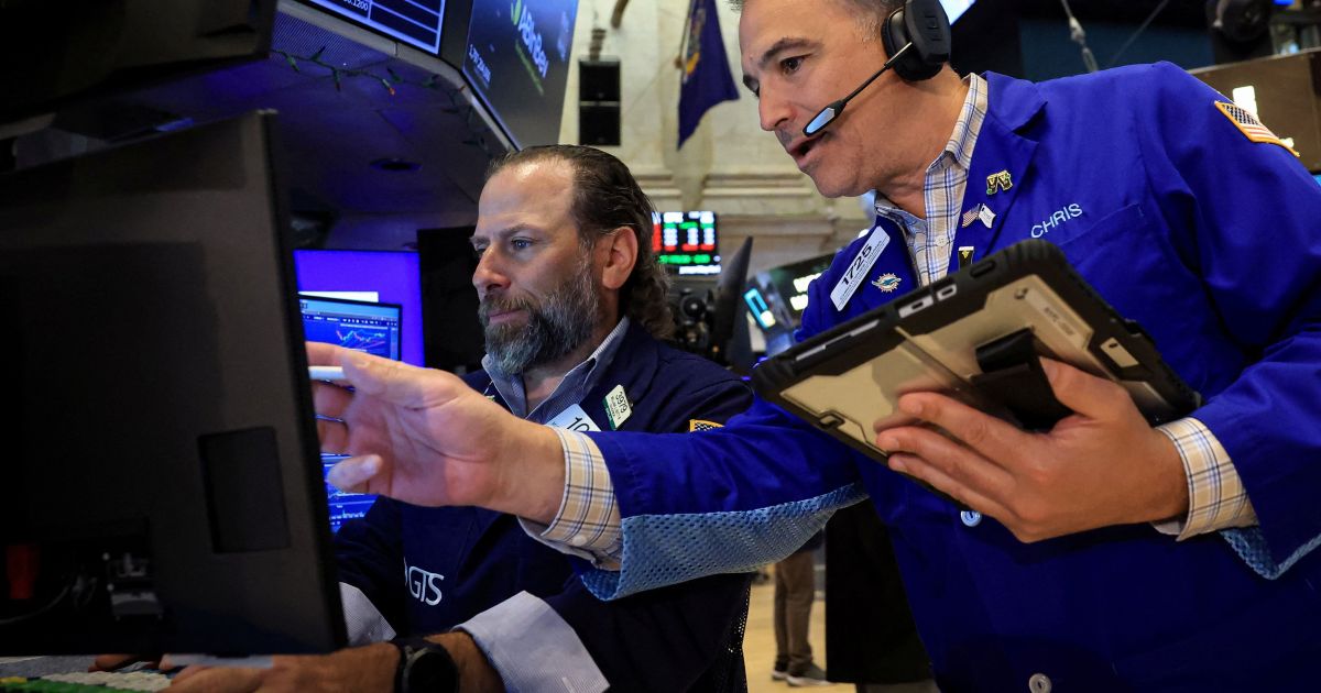 Wall Street sobe com guerra e dados econômicos no radar