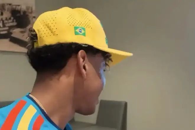 Lamine Yamal usando boné do Brasil