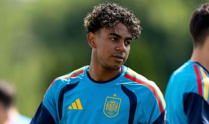 Lamine Yamal, atacante da Espanha, em treino antes da estreia na Copa do Mundo