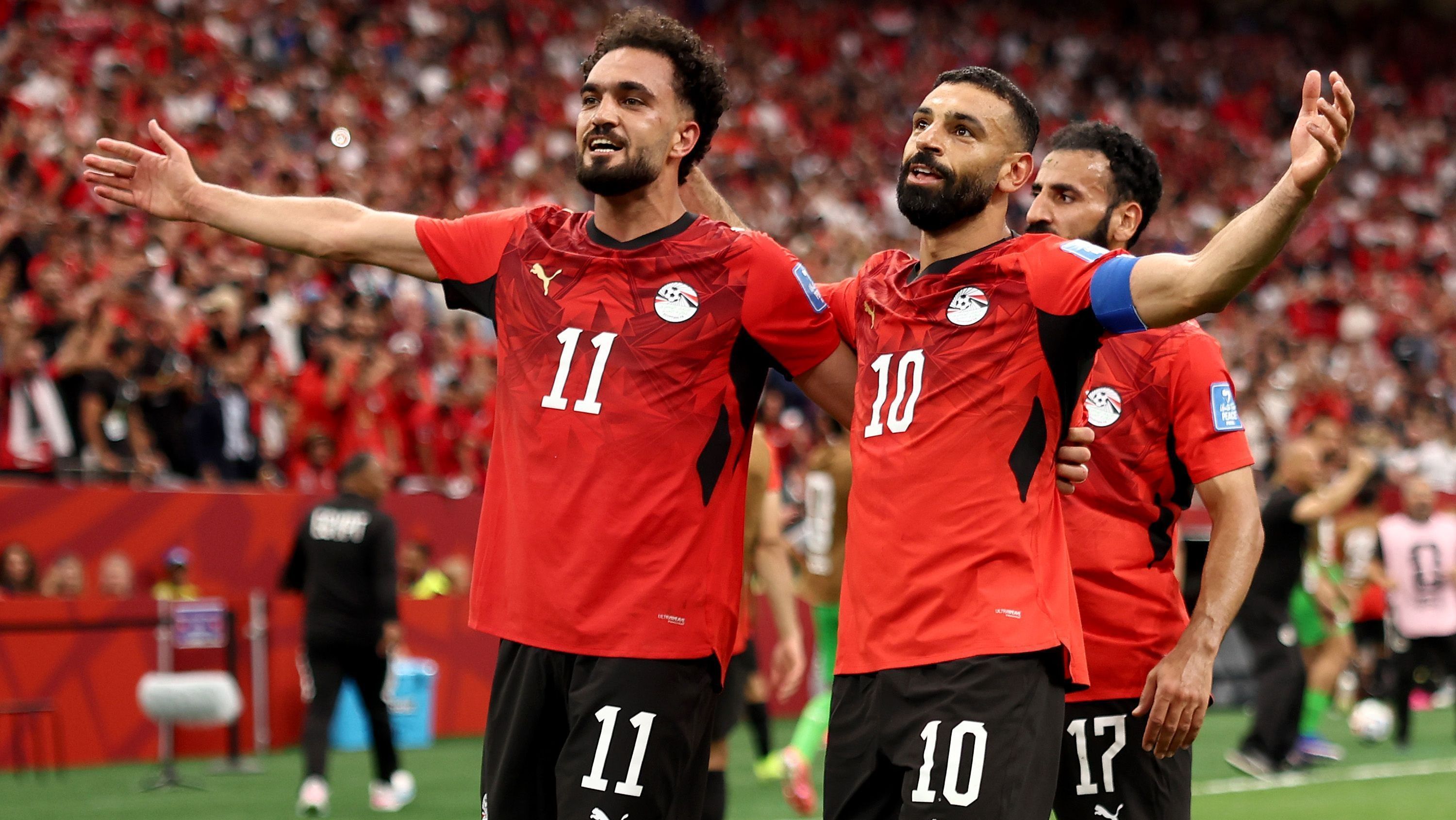 Zico e Salah comemoram o gol da virada do Egito sobre a Nova Zelândia