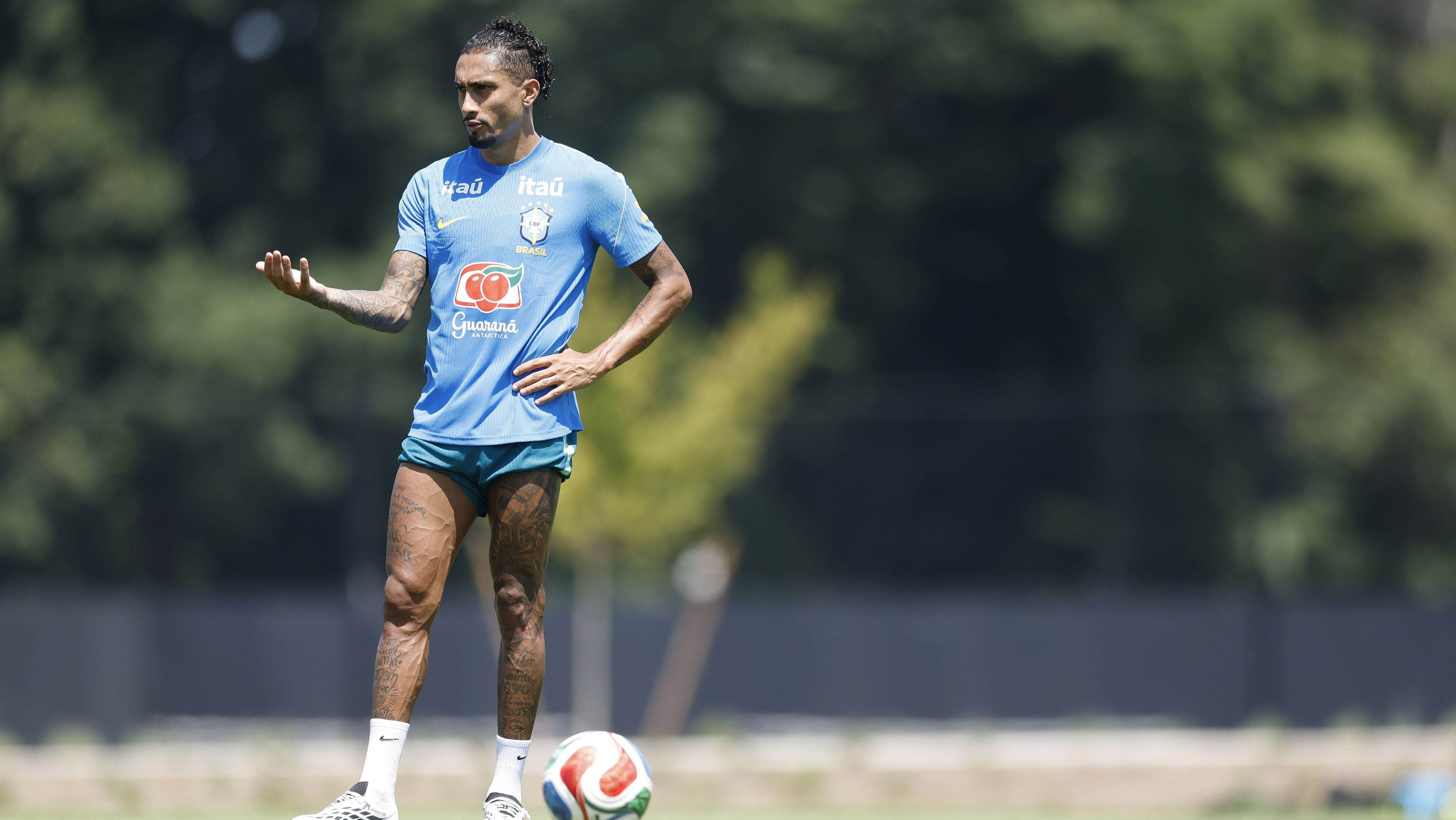 Raphinha em treino da Seleção Brasileira