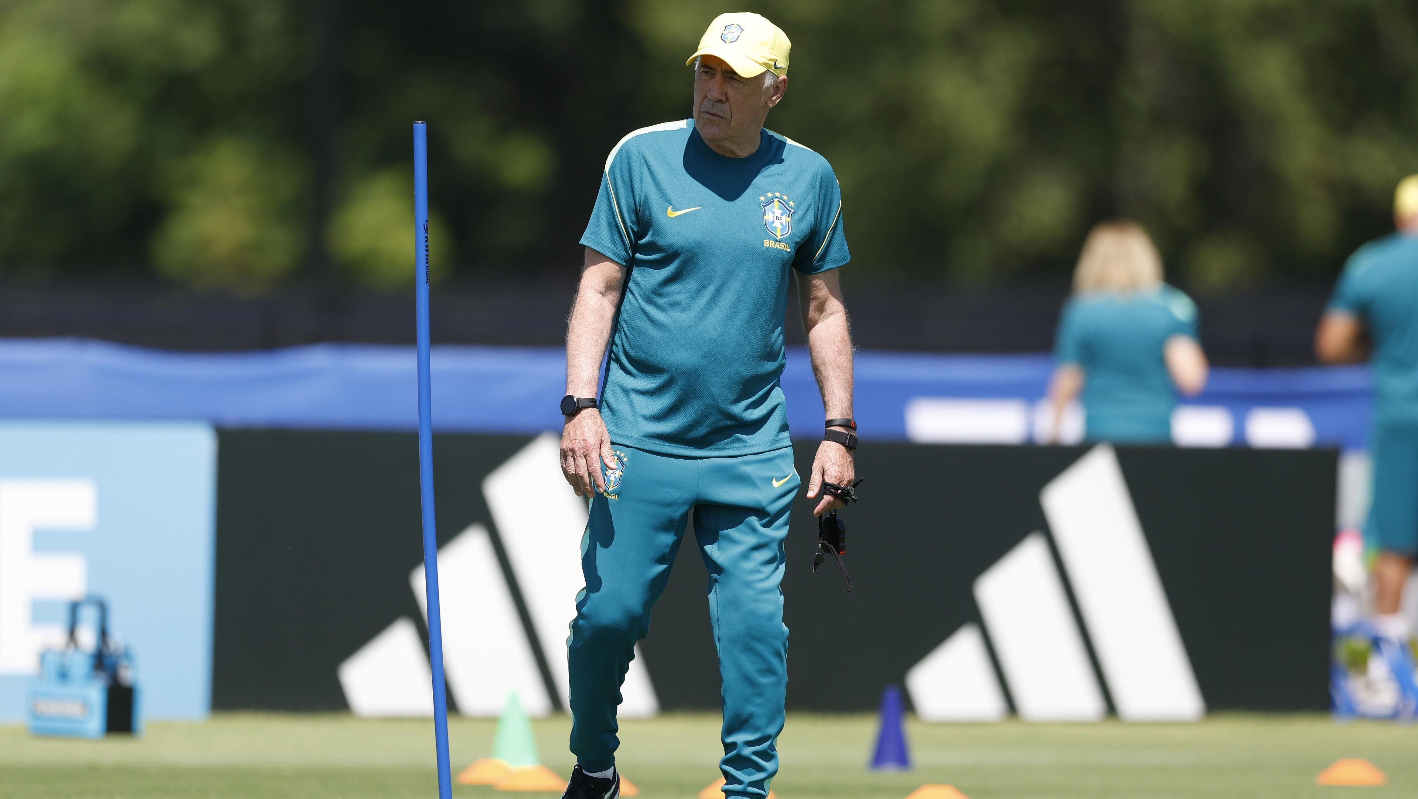 Carlo Ancelotti em treino da Seleção Brasileira, o último antes do jogo contra a Noruega, pela Copa do Mundo
