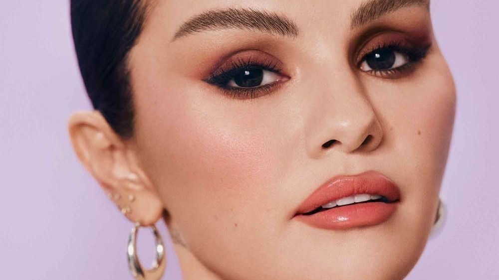 Selena Gomez lança nova linha de maquiagens para os olhos no Brasil