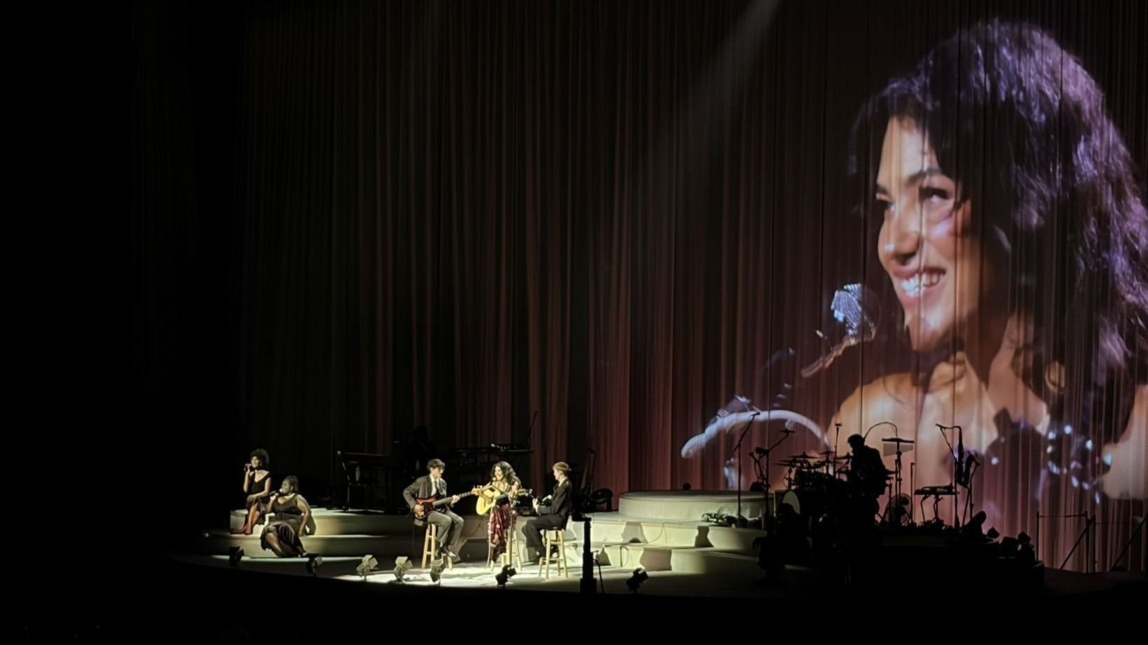 Cantora Olivia Dean se apresenta na arena O2 em Londres em 11 de junho de 2026 – a quinta de seis noites de residência esgotada na cidade. • Léo Lopes / CNN Brasil