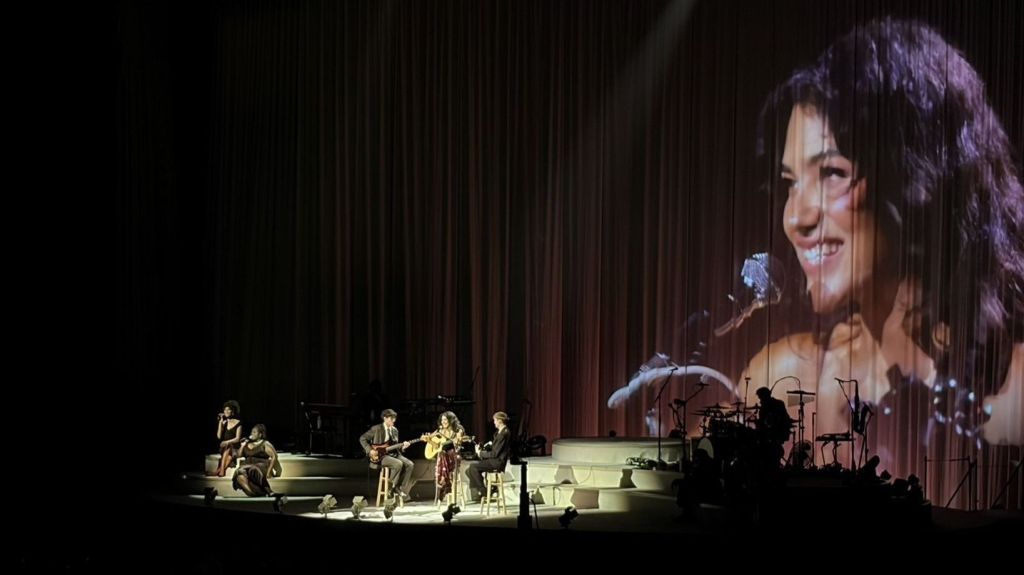 Cantora Olivia Dean se apresenta na arena O2 em Londres em 11 de junho de 2026 – a quinta de seis noites de residência esgotada na cidade.