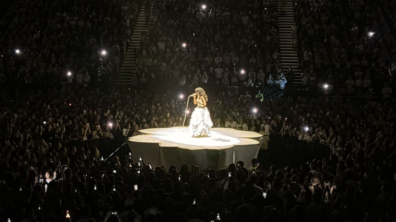 Cantora Olivia Dean se apresenta na arena O2 em Londres em 11 de junho de 2026 – a quinta de seis noites de residência esgotada na cidade. • Léo Lopes / CNN Brasil