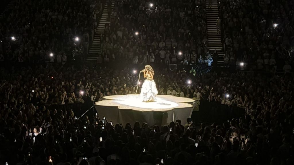 Cantora Olivia Dean se apresenta na arena O2 em Londres em 11 de junho de 2026 – a quinta de seis noites de residência esgotada na cidade.