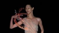 Primeiro vestido de plasma da história é criado por Iris Van Herpen