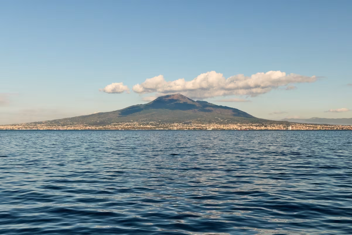 O Monte Vesúvio pode ser visto do Golfo de Nápoles, na costa sudoeste da Itália • Paolo Verzone/National Geographic