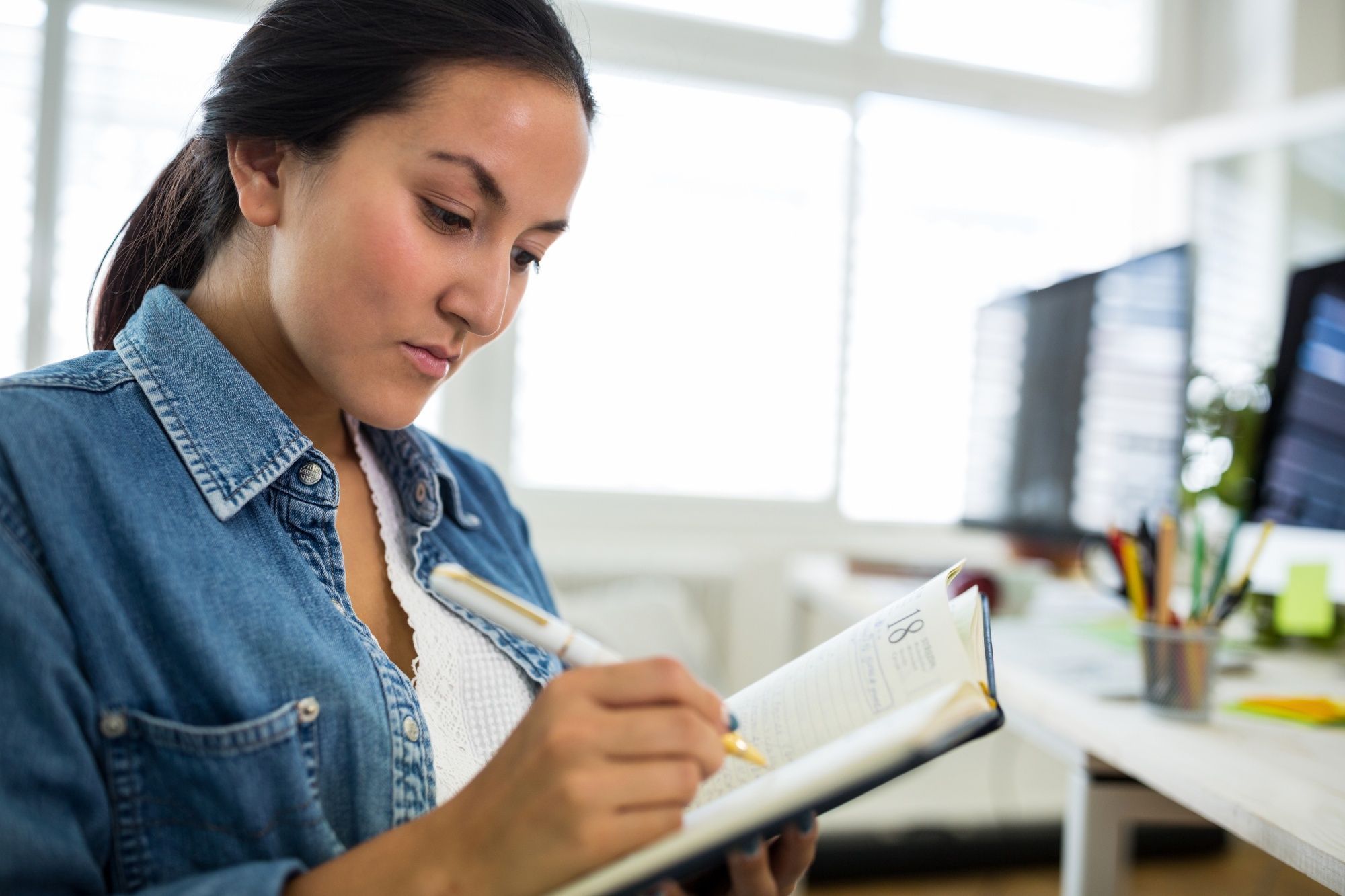 Planejar revisões com antecedência é parte da estratégia de estudos • Peoplecreations/Magnific