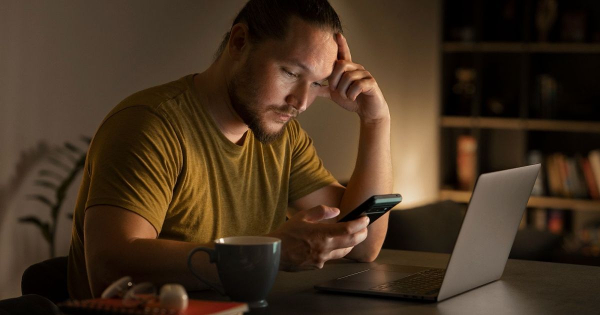 Pessoa trabalhando no computador com várias notificações na tela
