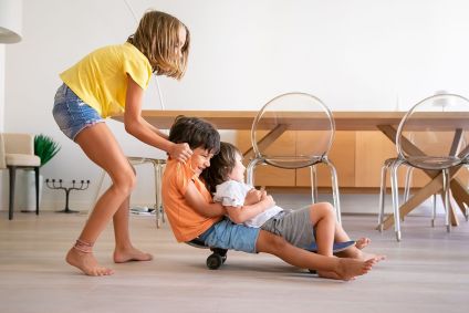 três-crianças-brincando-em-casa