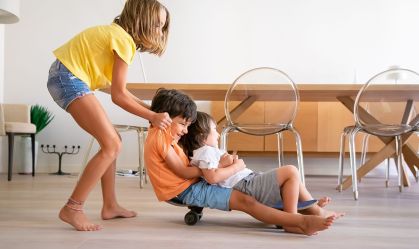 três-crianças-brincando-em-casa