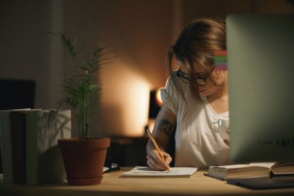 Mulher-estudando-em-casa-à-noite