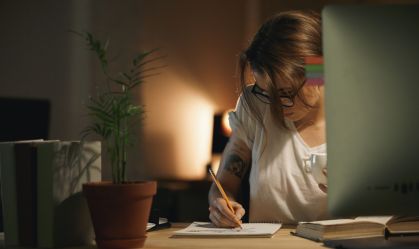 Mulher-estudando-em-casa-à-noite