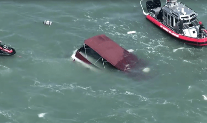 Imagens aéreas de equipes de resgate cercando a embarcação naufragada