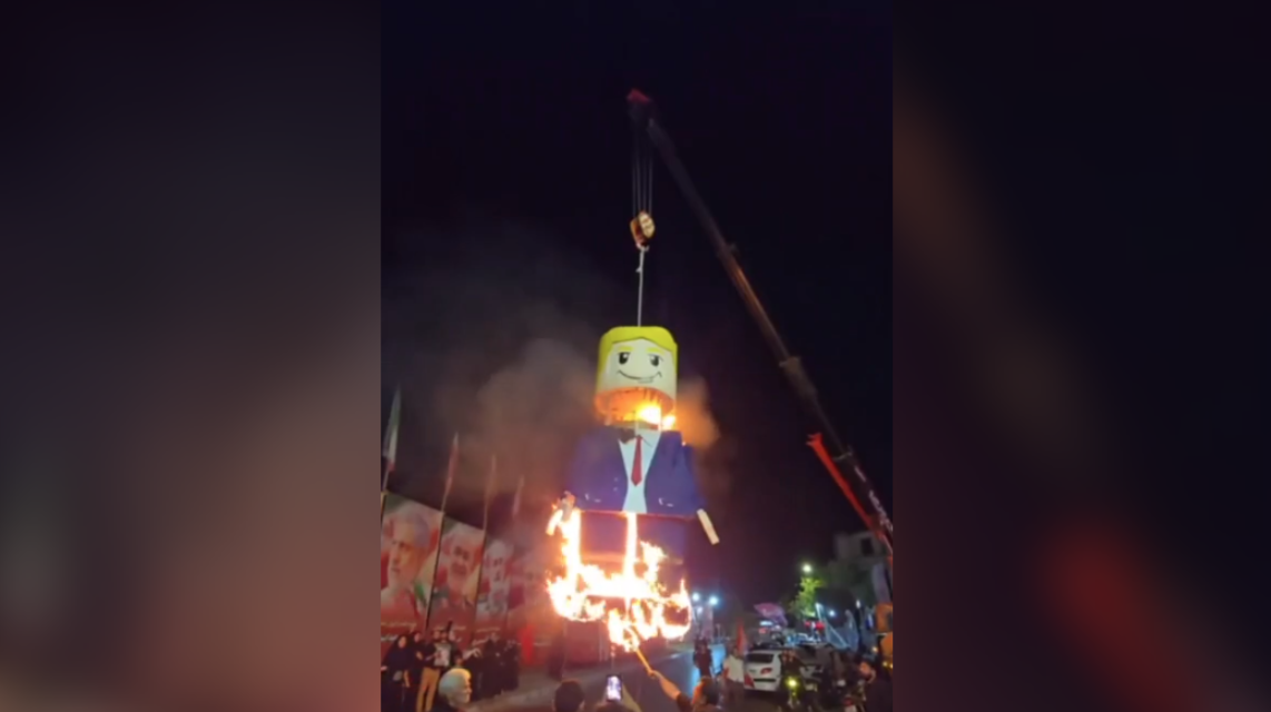 Vídeo divulgado pela mídia estatal do Irã mostra iranianos queimam boneco gigante de Trump durante cortejos de Ali Khamenei