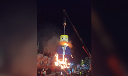 Vídeo divulgado pela mídia estatal do Irã mostra iranianos queimam boneco gigante de Trump durante cortejos de Ali Khamenei