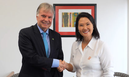 A presidente eleita do Peru, Keiko Fujimori, e o embaixador do Brasil, Clemende de Lima Baena Soares