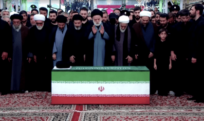 O filho mais velho de Ali Khamenei, Mostafa Khamenei, conduzindo a oração fúnebre do pai