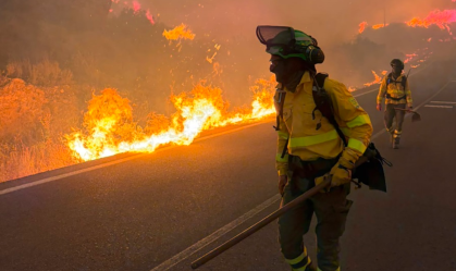 Bombeiros tentam combater as chamas na cidade de Los Gallardos, na Espanha