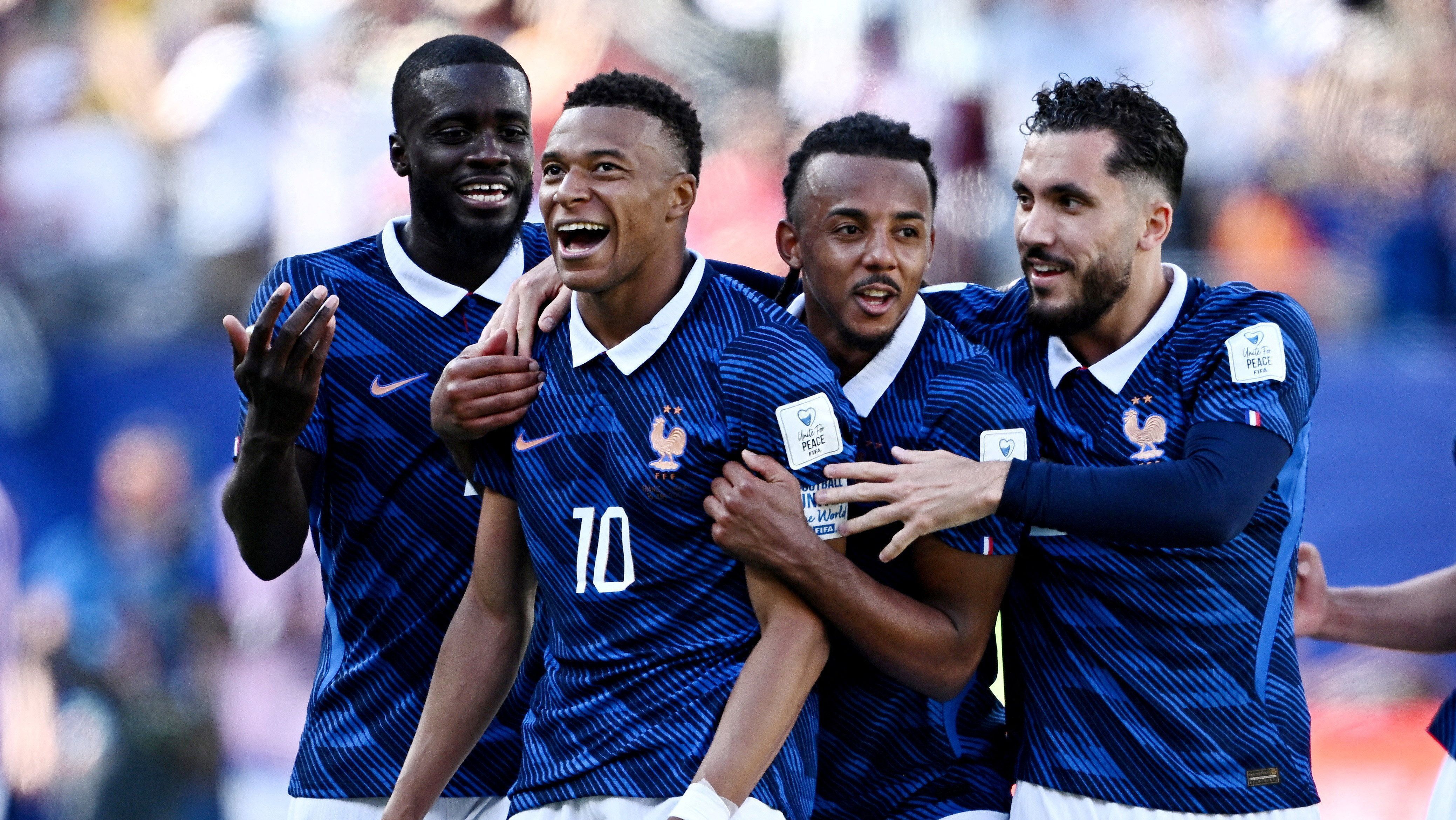 Kylian Mbappé, da França, comemora gol contra o Senegal com Dayot Upamecano, Jules Koundé e Rayan Cherki