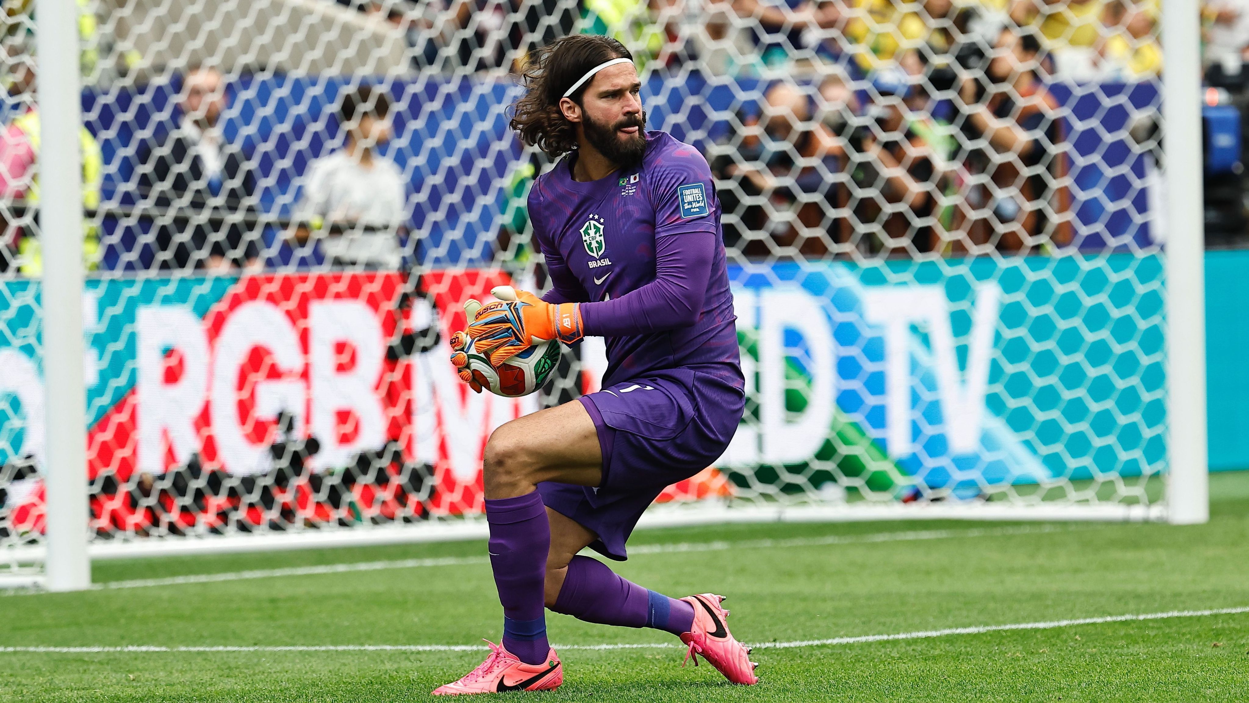 Alisson Becker durante partida da Seleção Brasileira na Copa