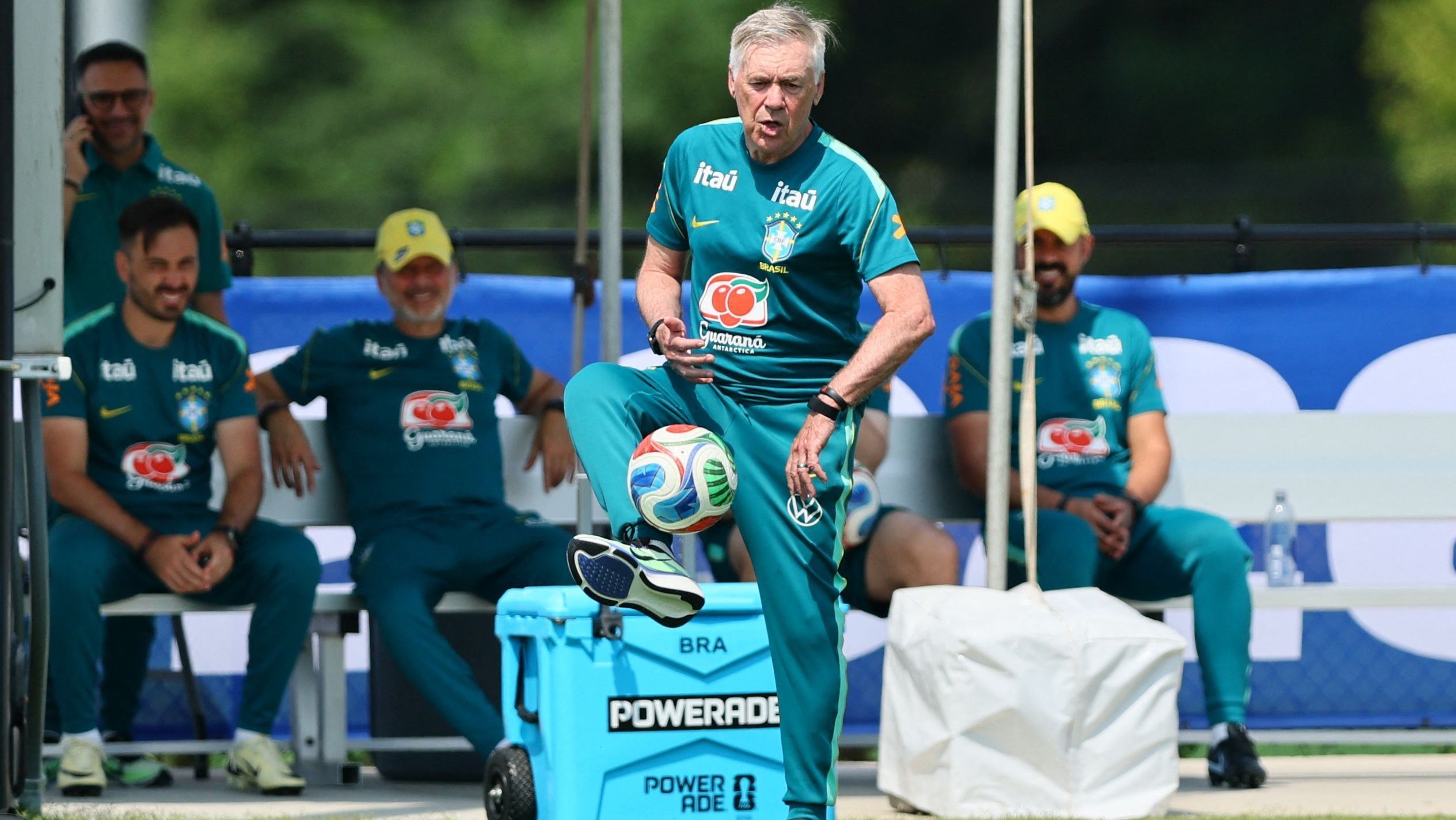 Carlo Ancelotti durante treino da Seleção Brasileira