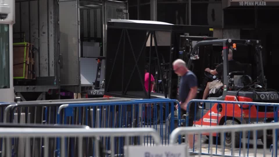 Movimentação em torno do Madison Square Garden para casamento de Taylor Swift • Reuters / Ed Ou