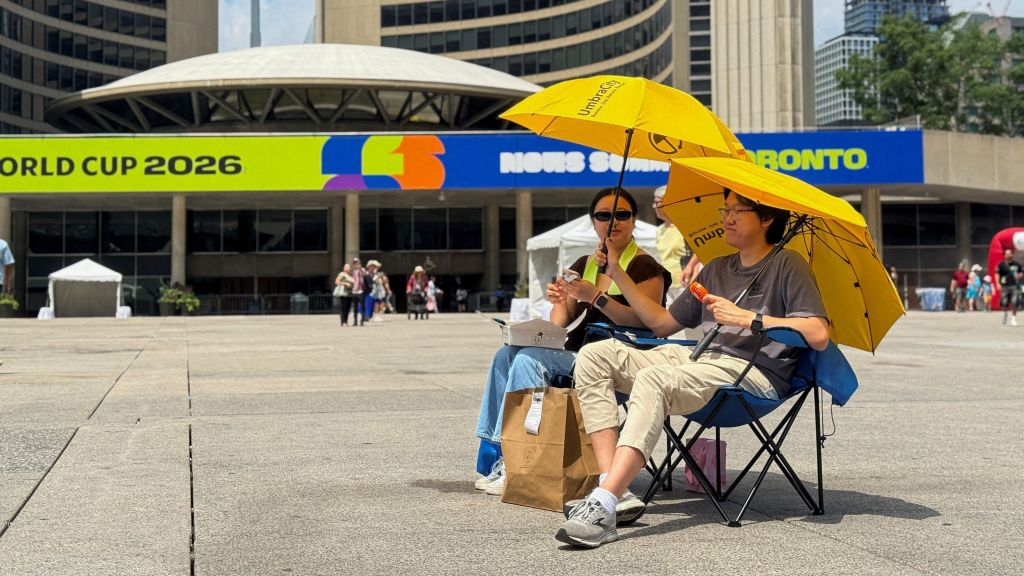 Pessoas enfrentam calor na zona de torcedores de Toronto