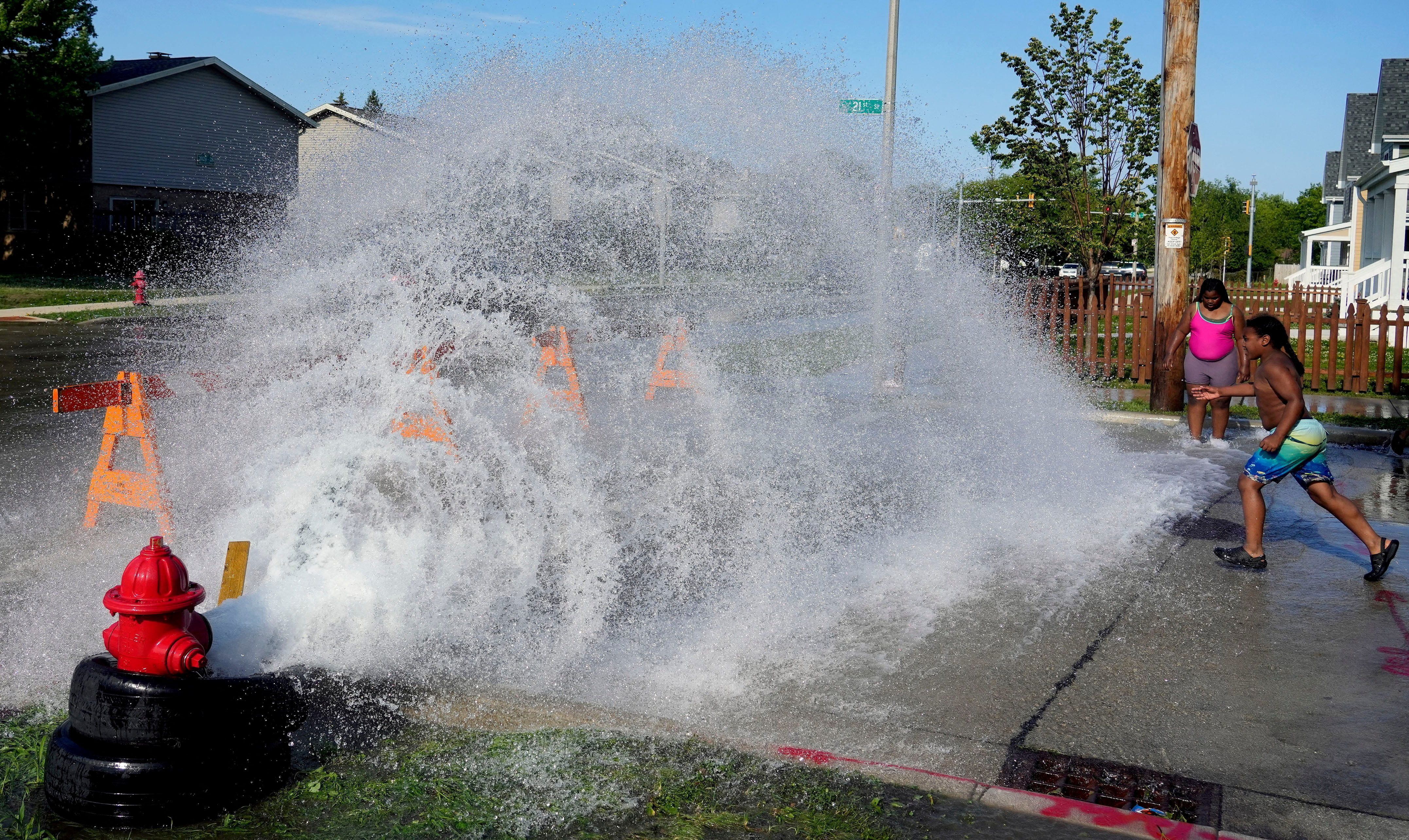 Abertura não autorizada de um hidrante proporciona um alívio temporário do calor extremo para crianças em Milwaukee, nos EUA
