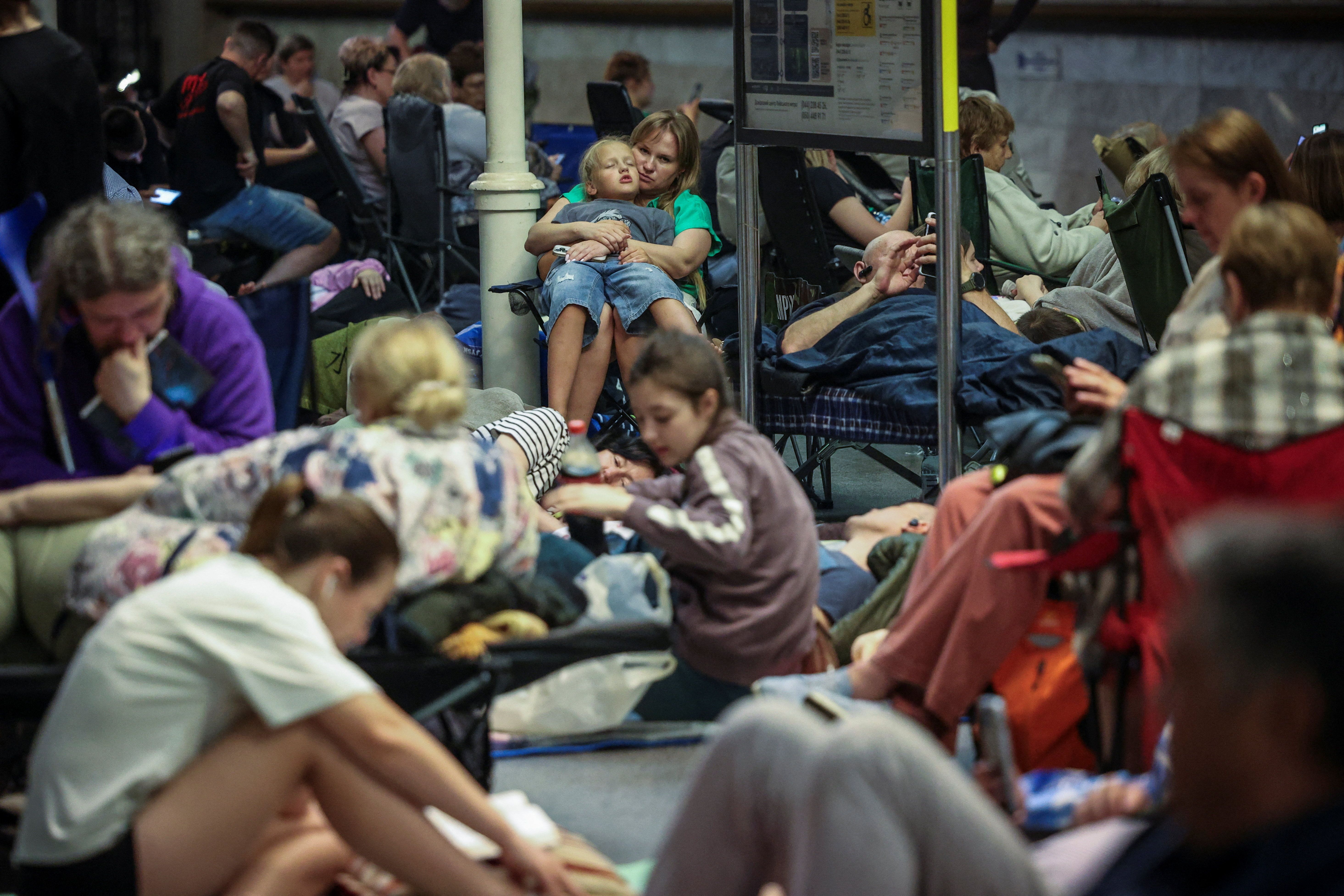 Pessoas se abrigam dentro do metrô durante um ataque mísseis e drones russos em Kiev nesta quarta-feira (1°)