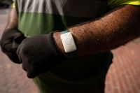 Barcelona entrega pulseiras de monitoramento de temperatura a trabalhadores