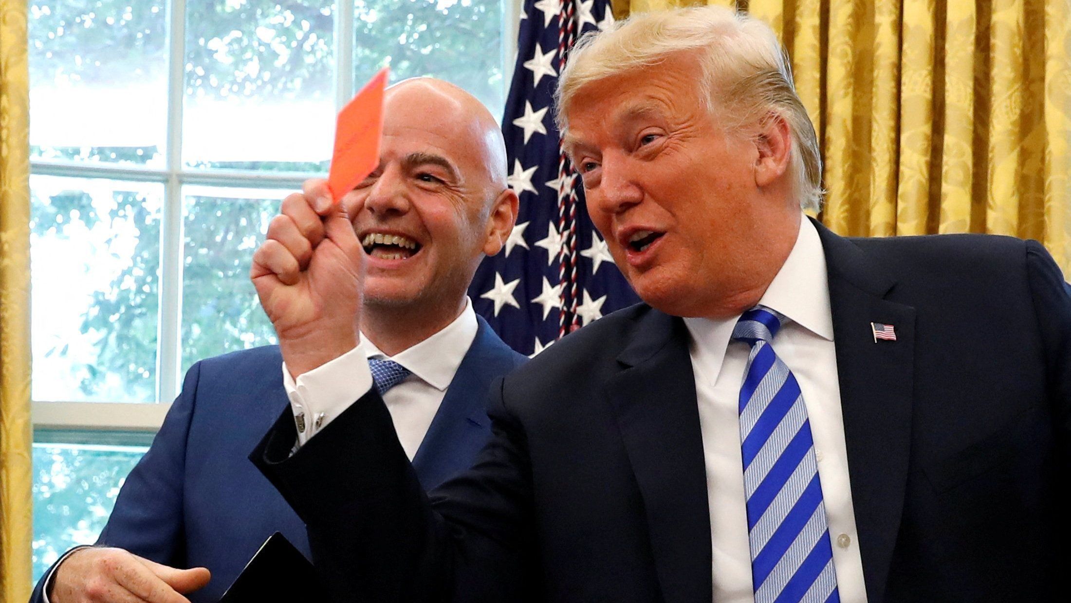 O presidente dos EUA, Donald Trump, exibe um cartão vermelho durante encontro com o presidente da FIFA, Gianni Infantino, no Salão Oval da Casa Branca