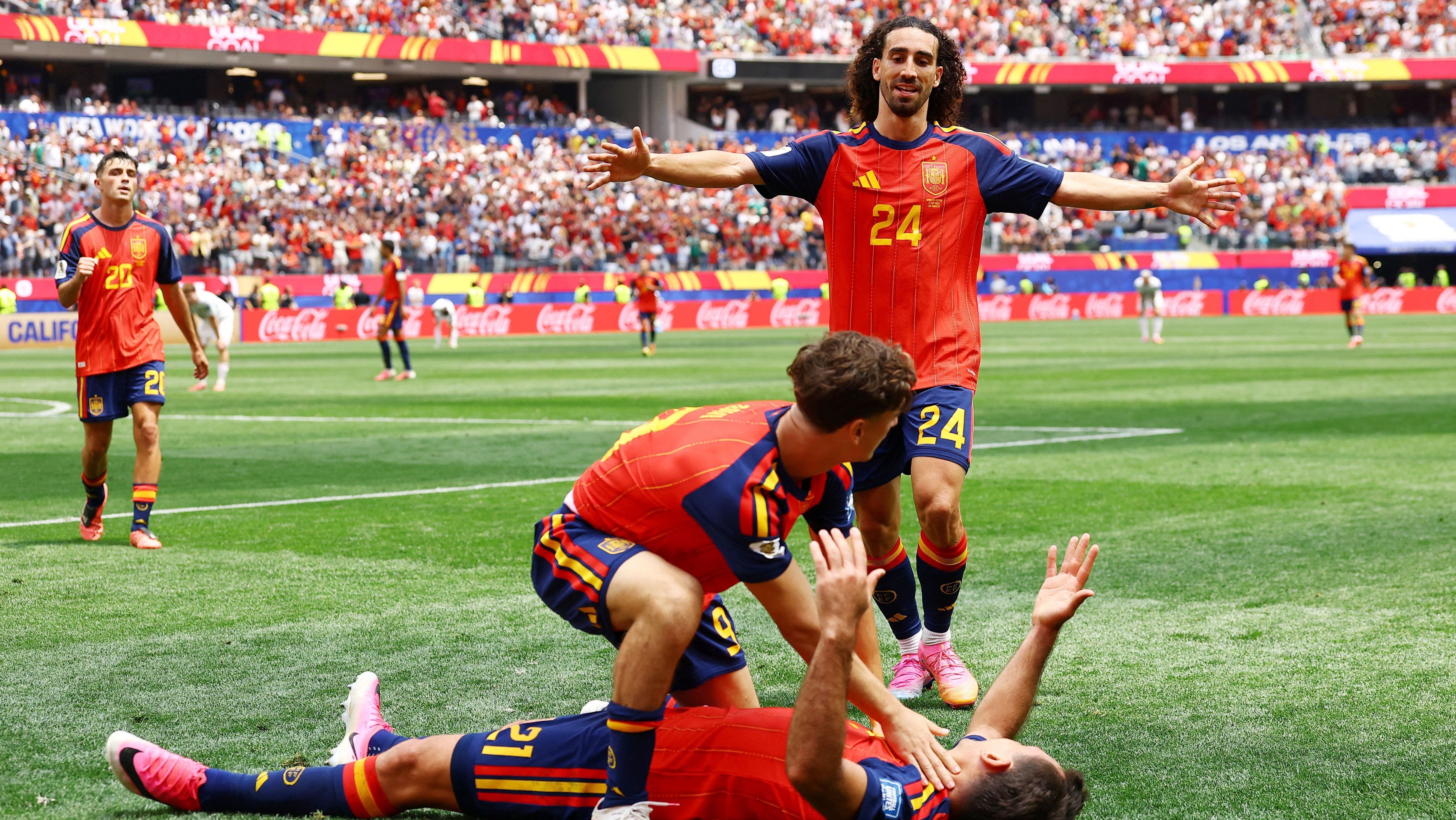 Jogadores da Espanha comemoram gol contra Áustria