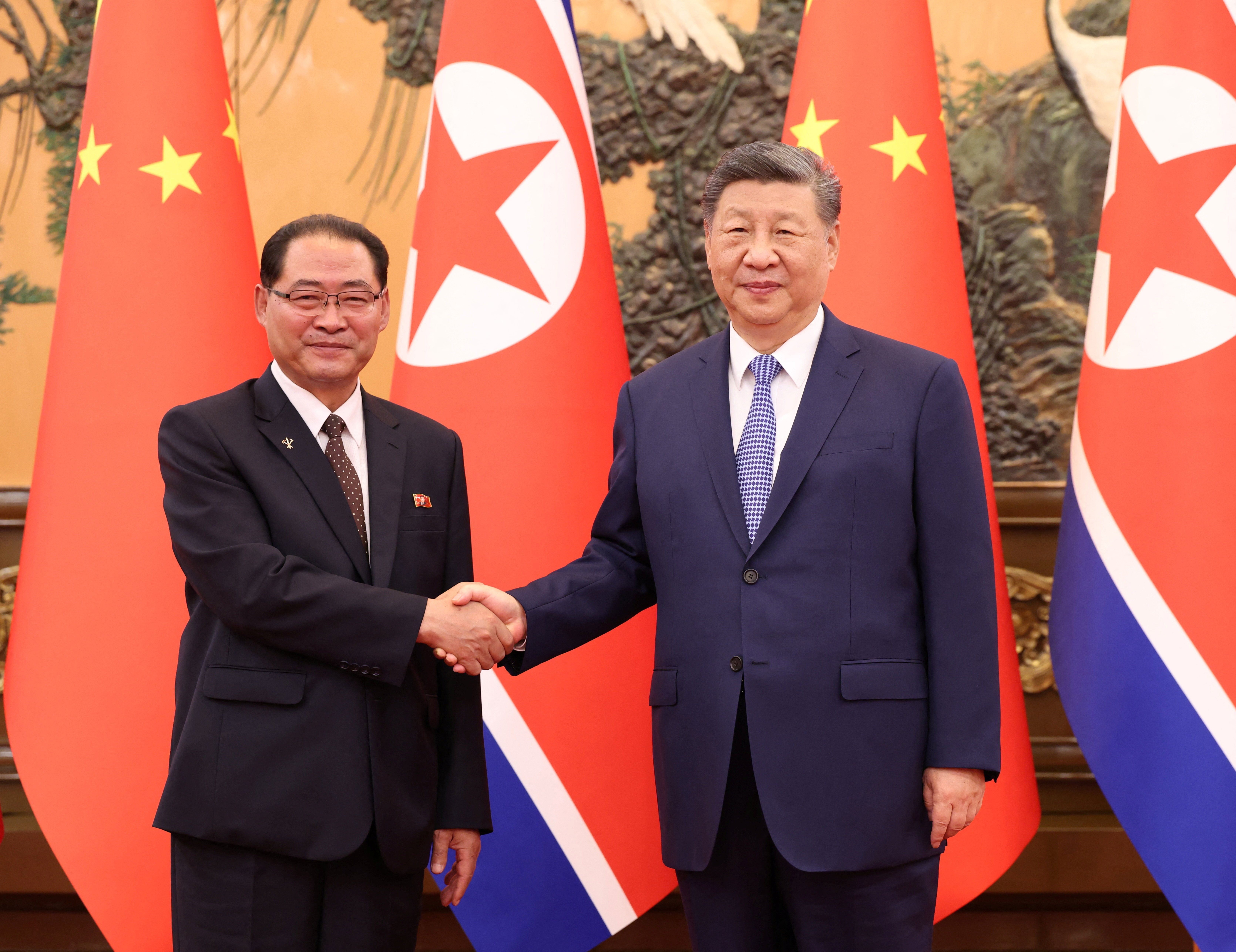 Presidente chinês, Xi Jinping, e o premiê da Coreia do Norte, Pak Thae Song, se cumprimentam em Pequim nesta sexta-feira (10)