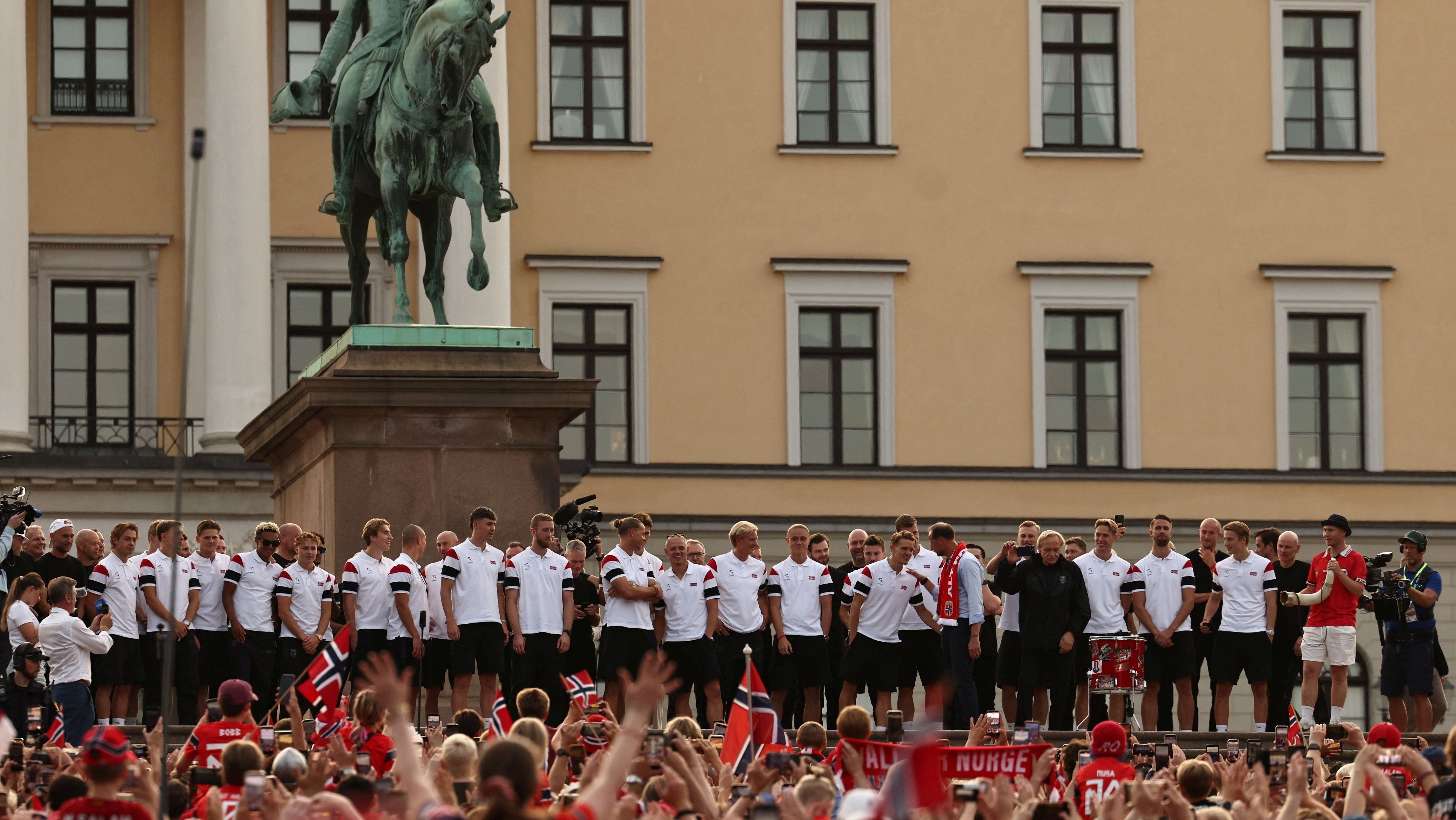 Os jogadores da seleção norueguesa de futebol masculino se reúnem em frente ao palácio para comemorar sua participação na Copa do Mundo, após retornarem a Oslo