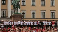 Noruega é recebida por mais de 100 mil torcedores após queda na Copa