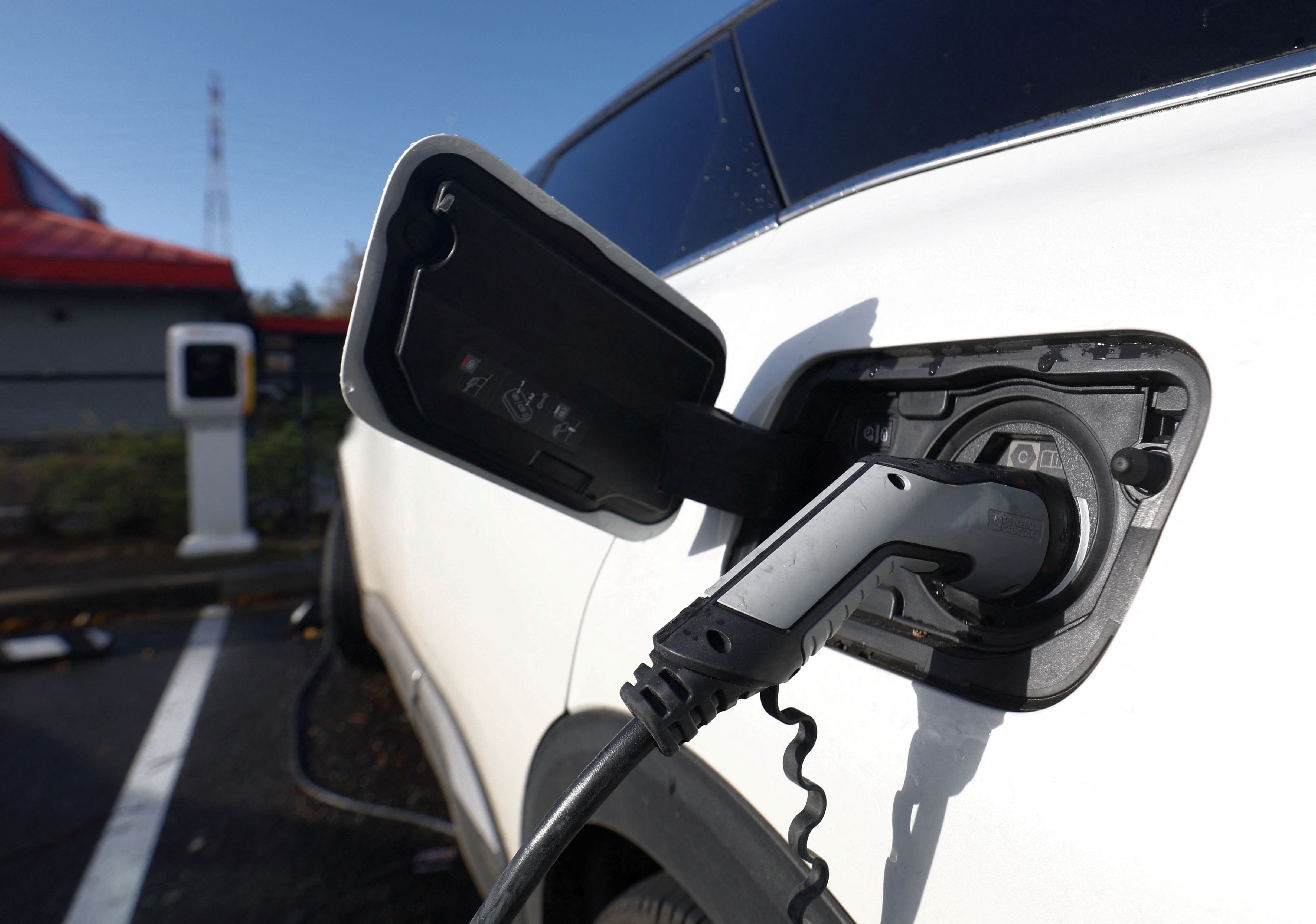 Veículo elétrico da Audi está sendo recarregado em um posto de recarga em Drogenbos