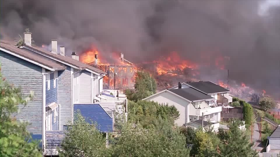 Casas em chamas durante incêndio na Noruega