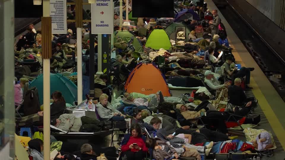 Moradores de Kiev se abrigam no metrô durante ataque russo • REUTERS