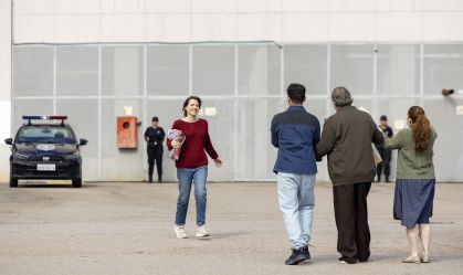 Adriana (Letícia Colin) sai da cadeia e reencontra sua família