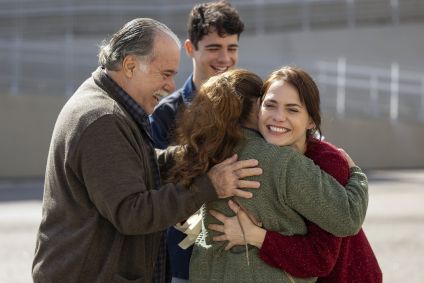 Adriana (Letícia Colin) deixa a cadeia em "Quem Ama Cuida"