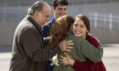 Adriana (Letícia Colin) deixa a cadeia em "Quem Ama Cuida"