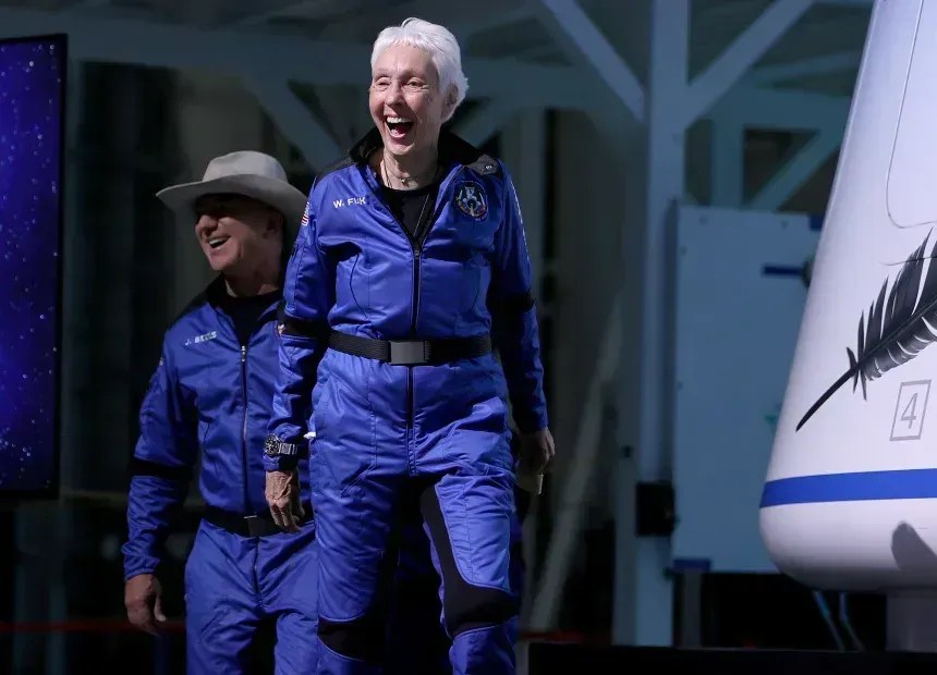 Wally Funk e Jeff Bezos são vistos após seu voo suborbital em 20 de julho de 2021 em Van Horn, Texas • Joe Raedle/Getty Images