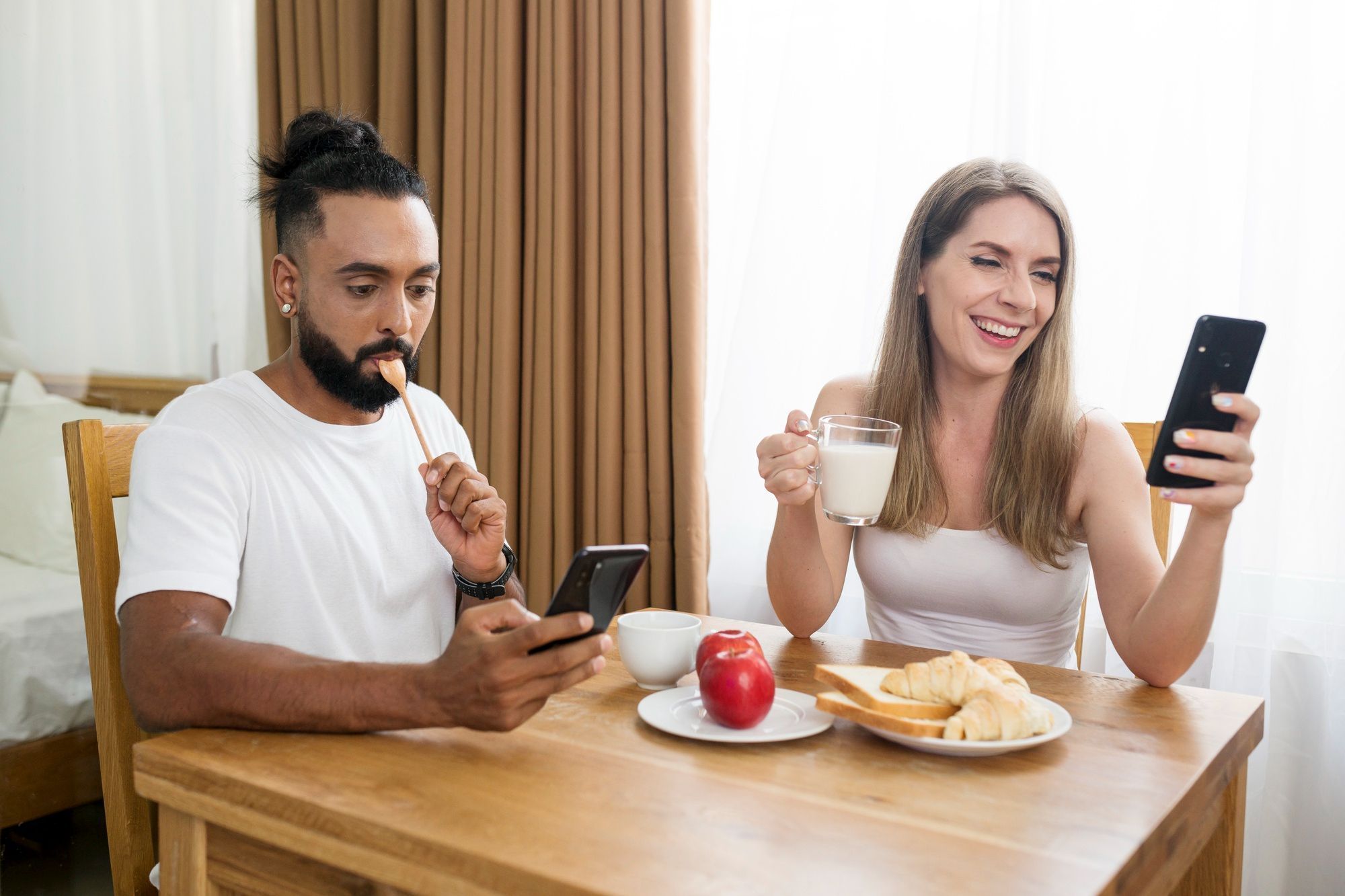 Mesmo lado a lado, o olhar preso à tela reduz a conexão e distancia quem está por perto • Freepik