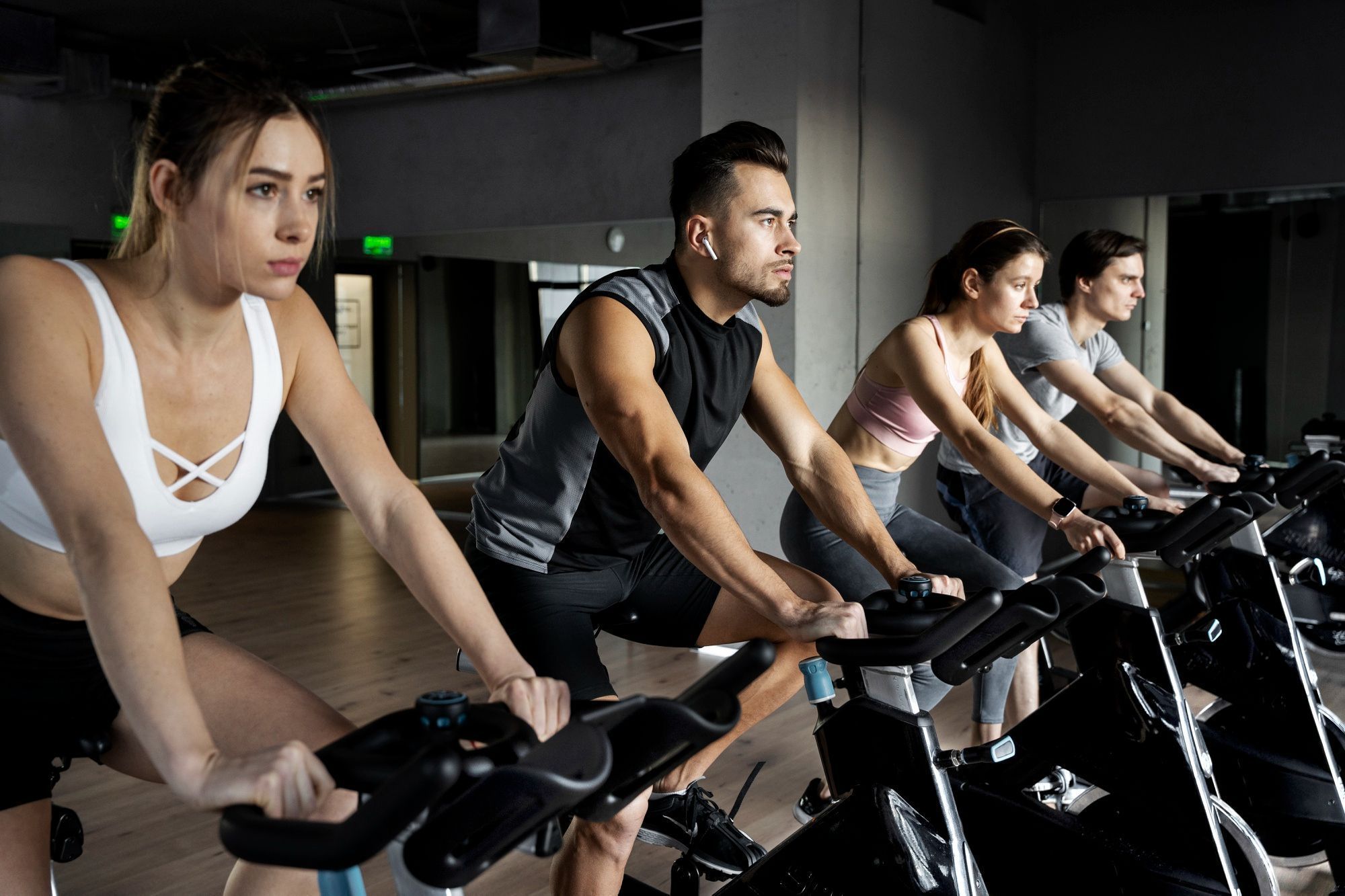 pessoas-se-exercitando-em-bicicletas-ergométricas